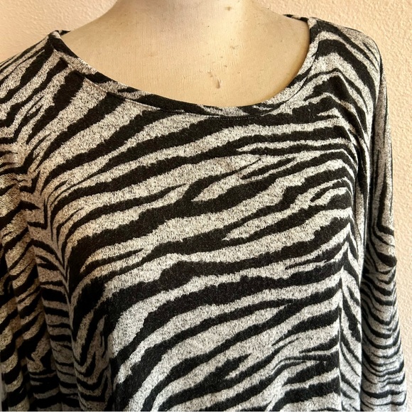 Torrid lightweight knit sweater zebra pattern black gray sz 3X good condition - Picture 2 of 4